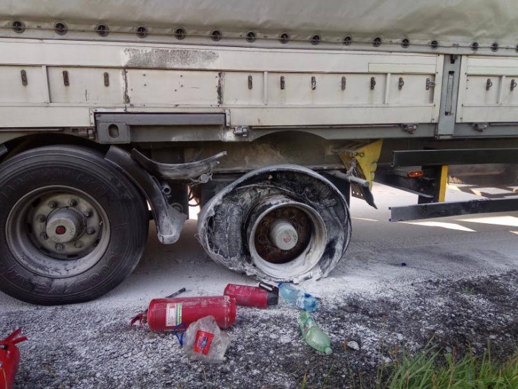 Hasiči měli v pondělí napilno.