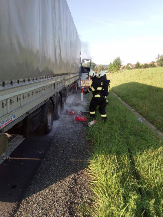 Hasiči měli v pondělí napilno.