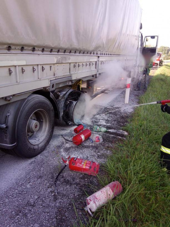 FOTO: Hasiči měli v pondělí napilno. Zachraňovali i nemohoucího holuba