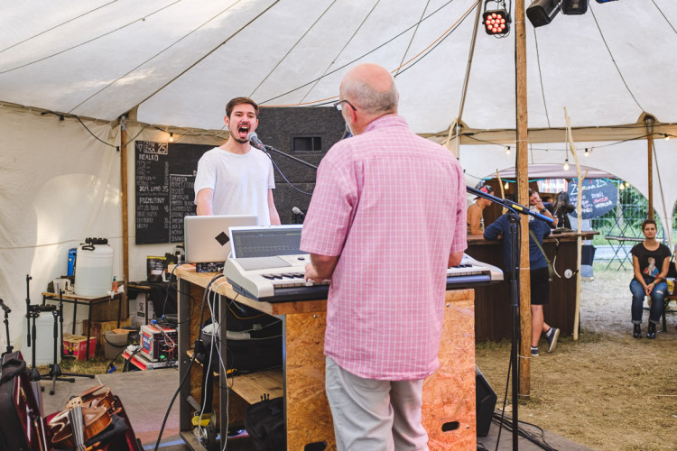 Dva dny života pod topolovým hájkem