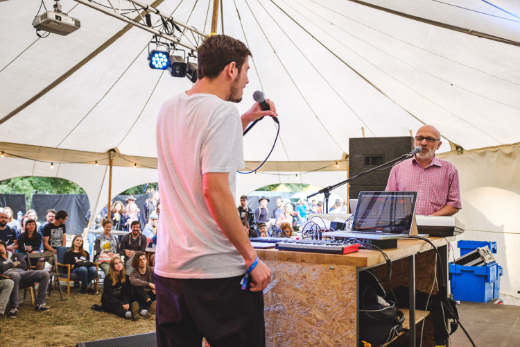 Dva dny života pod topolovým hájkem