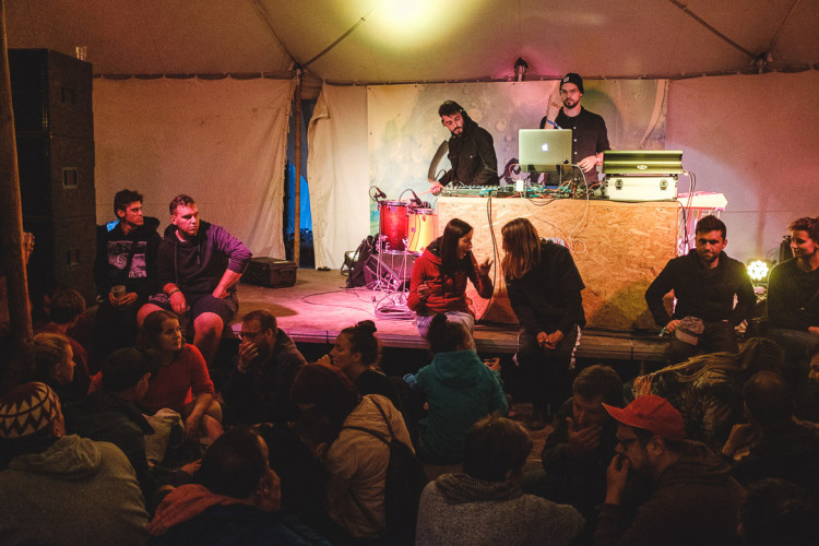 Dva dny života pod topolovým hájkem