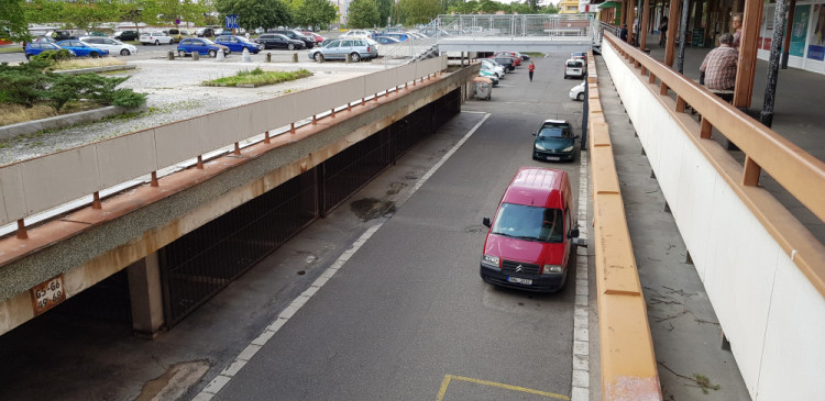 Ulice se místním rozpadá před očima