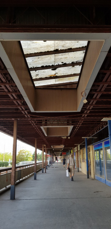 Ulice se místním rozpadá před očima