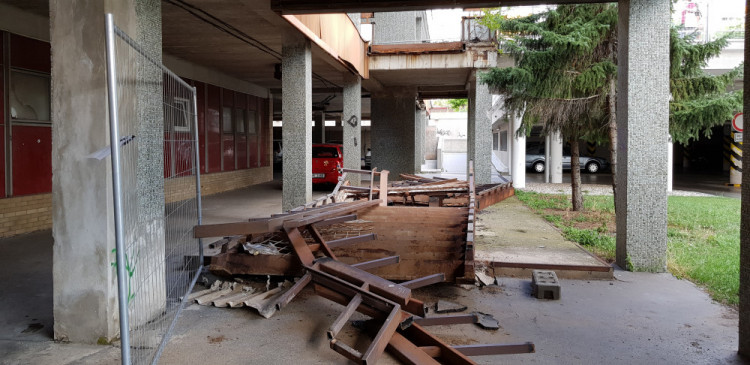 Ulice se místním rozpadá před očima