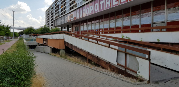 Ulice se místním rozpadá před očima