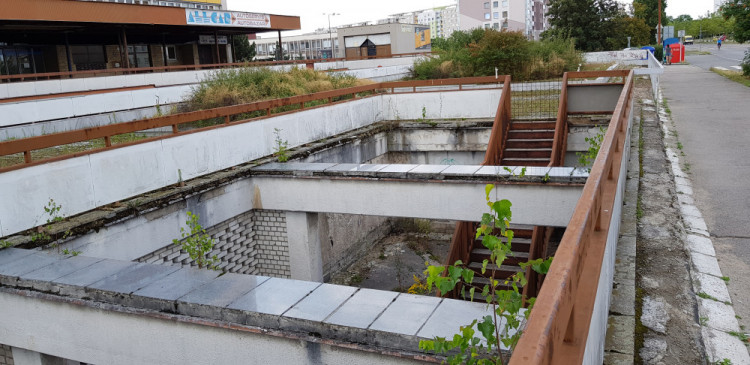 Ulice se místním rozpadá před očima