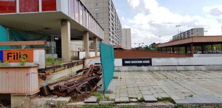 Ulice se místním rozpadá před očima