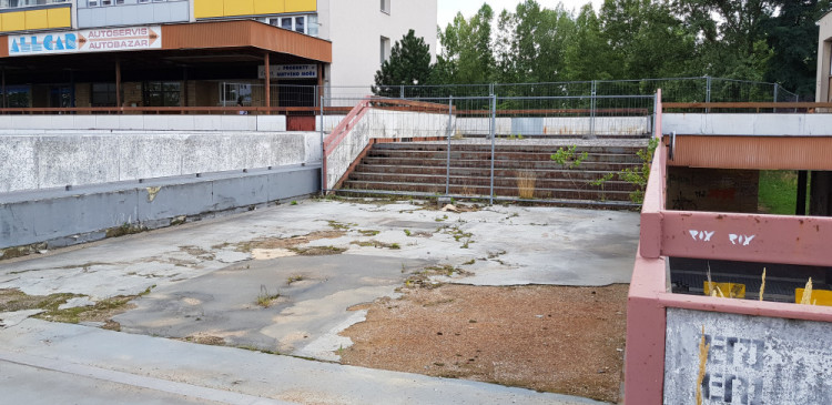 Ulice se místním rozpadá před očima