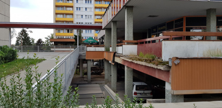 Ulice se místním rozpadá před očima