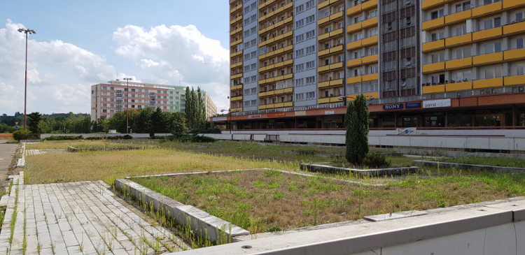 Ulice se místním rozpadá před očima