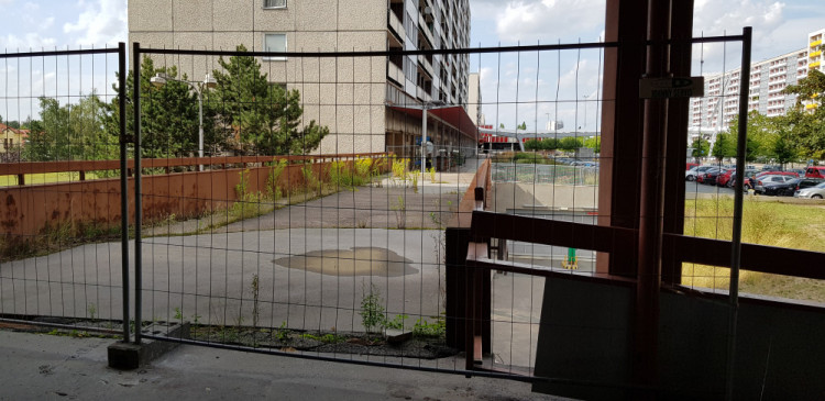 Ulice se místním rozpadá před očima