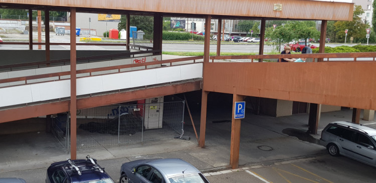 Ulice se místním rozpadá před očima