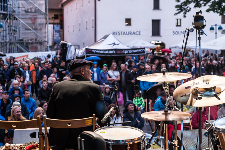 Na Piaristickém náměstí proběhl devátý ročník jihočeského jazzového festivalu