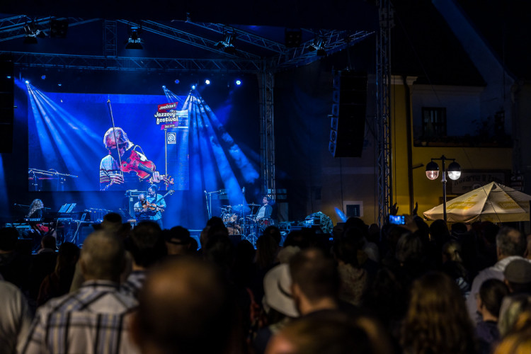 Na Piaristickém náměstí proběhl devátý ročník jihočeského jazzového festivalu