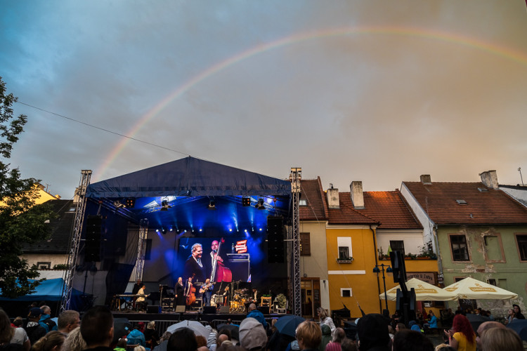 Na Piaristickém náměstí proběhl devátý ročník jihočeského jazzového festivalu