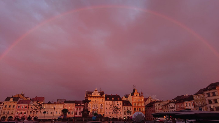 FOTO: Nebeská show nad jihem Čech. Duhu jste zachytili na mnoha místech