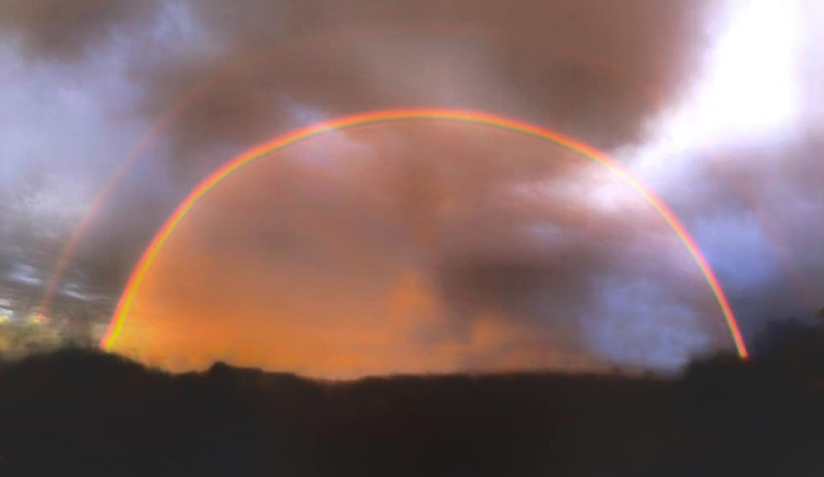 FOTO: Nebeská show nad jihem Čech. Duhu jste zachytili na mnoha místech