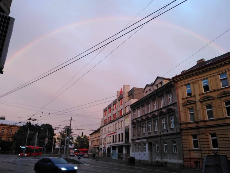 FOTO: Nebeská show nad jihem Čech. Duhu jste zachytili na mnoha místech