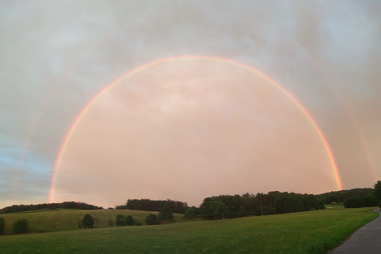 FOTO: Nebeská show nad jihem Čech. Duhu jste zachytili na mnoha místech