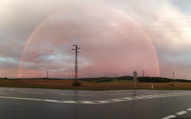 FOTO: Nebeská show nad jihem Čech. Duhu jste zachytili na mnoha místech