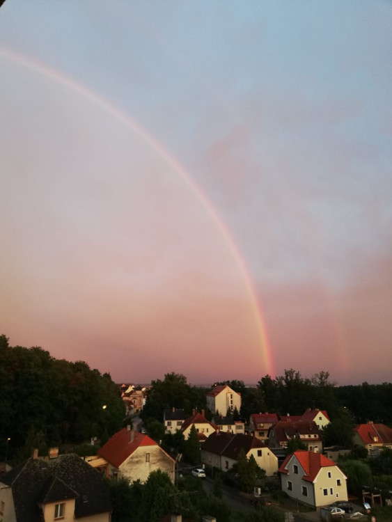 FOTO: Nebeská show nad jihem Čech. Duhu jste zachytili na mnoha místech