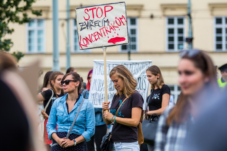 Pochodu za práva zvířat se zúčastnily stovky lidí