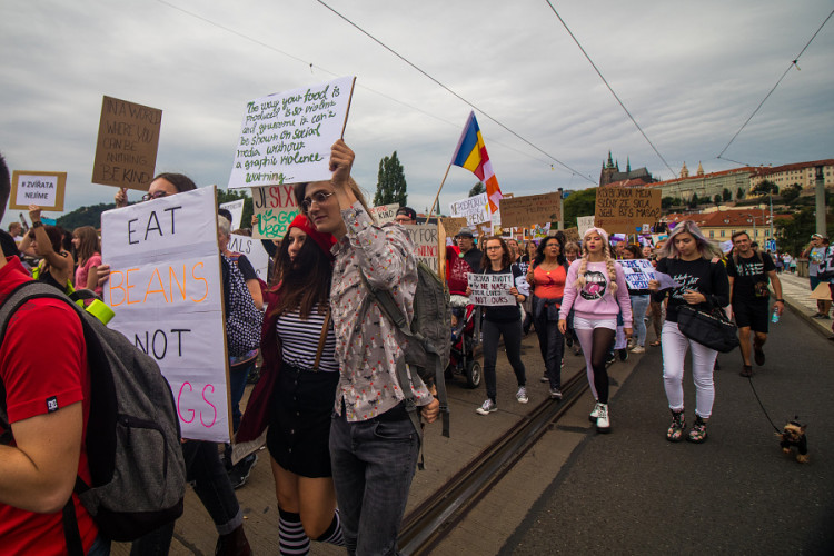Pochodu za práva zvířat se zúčastnily stovky lidí