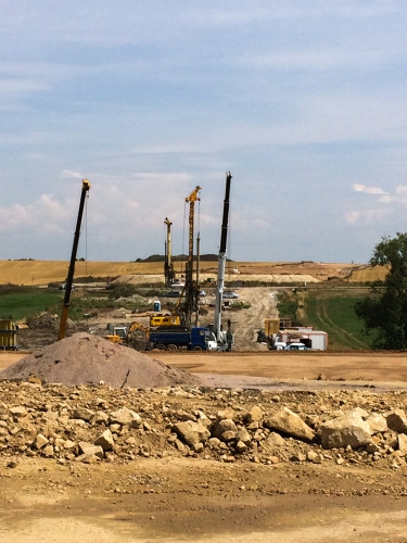 Začala stavba nejdelšího mostu na dálnici D11