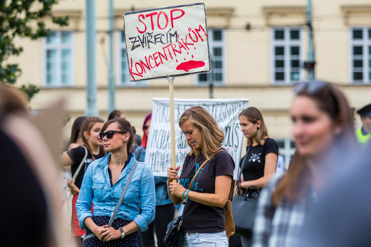 Pochodu za práva zvířat se zúčastnily stovky lidí