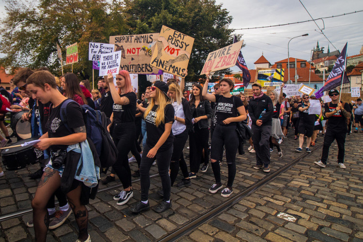 Pochodu za práva zvířat se zúčastnily stovky lidí