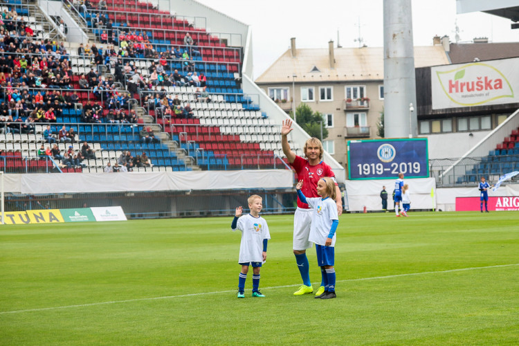 FOTOGALERIE: Zápas století vyhráli reprezentanti 9:2. Na závěr byla slavnostně pojmenována tribuna po Karlu Brücknerovi