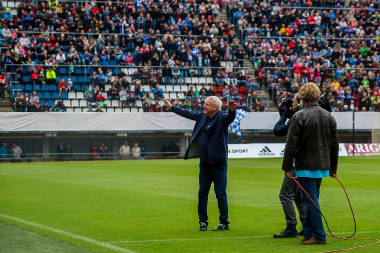 FOTOGALERIE: Zápas století vyhráli reprezentanti 9:2. Na závěr byla slavnostně pojmenována tribuna po Karlu Brücknerovi