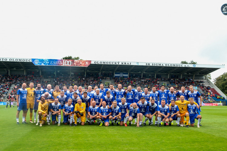 FOTOGALERIE: Zápas století vyhráli reprezentanti 9:2. Na závěr byla slavnostně pojmenována tribuna po Karlu Brücknerovi