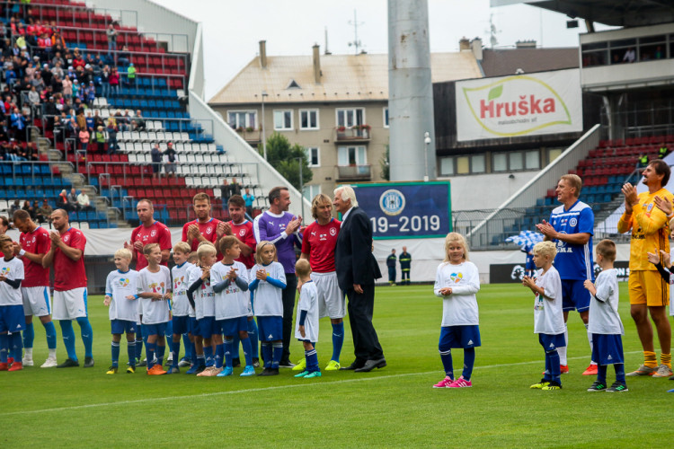 FOTOGALERIE: Zápas století vyhráli reprezentanti 9:2. Na závěr byla slavnostně pojmenována tribuna po Karlu Brücknerovi