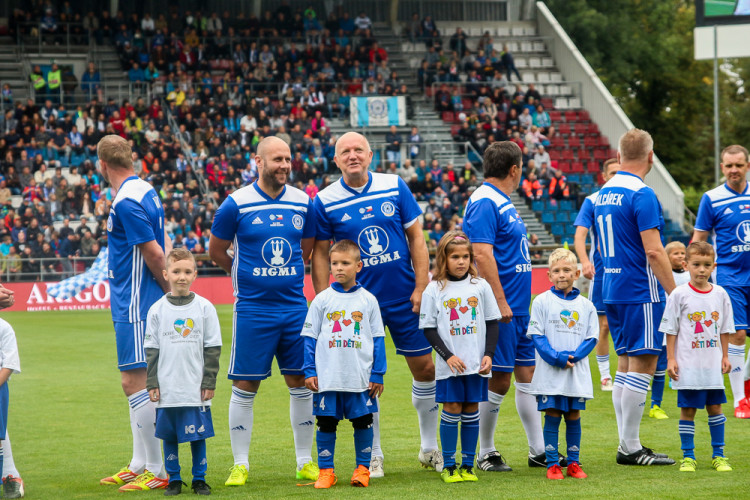 FOTOGALERIE: Zápas století vyhráli reprezentanti 9:2. Na závěr byla slavnostně pojmenována tribuna po Karlu Brücknerovi