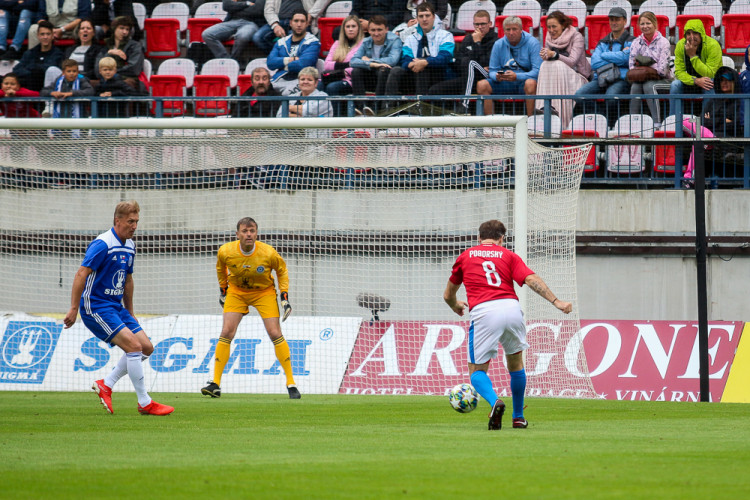 FOTOGALERIE: Zápas století vyhráli reprezentanti 9:2. Na závěr byla slavnostně pojmenována tribuna po Karlu Brücknerovi