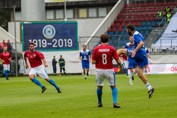 FOTOGALERIE: Zápas století vyhráli reprezentanti 9:2. Na závěr byla slavnostně pojmenována tribuna po Karlu Brücknerovi