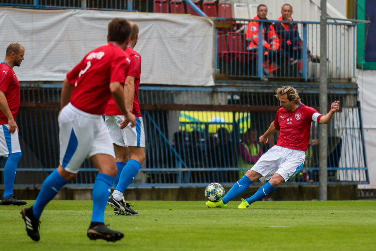 FOTOGALERIE: Zápas století vyhráli reprezentanti 9:2. Na závěr byla slavnostně pojmenována tribuna po Karlu Brücknerovi