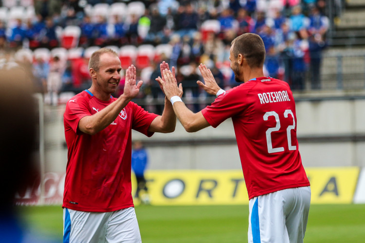 FOTOGALERIE: Zápas století vyhráli reprezentanti 9:2. Na závěr byla slavnostně pojmenována tribuna po Karlu Brücknerovi