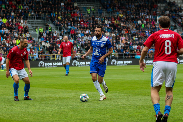 FOTOGALERIE: Zápas století vyhráli reprezentanti 9:2. Na závěr byla slavnostně pojmenována tribuna po Karlu Brücknerovi