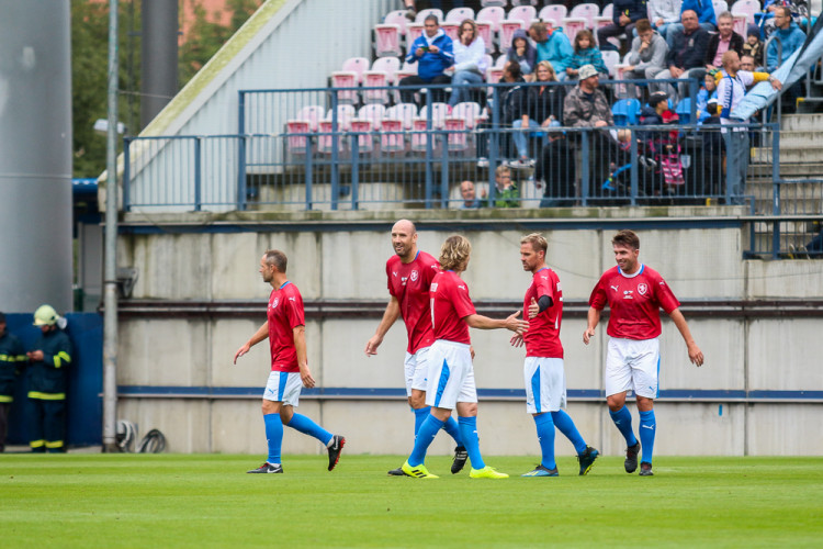 FOTOGALERIE: Zápas století vyhráli reprezentanti 9:2. Na závěr byla slavnostně pojmenována tribuna po Karlu Brücknerovi