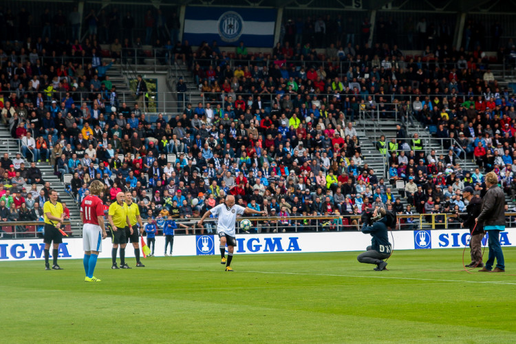 FOTOGALERIE: Zápas století vyhráli reprezentanti 9:2. Na závěr byla slavnostně pojmenována tribuna po Karlu Brücknerovi