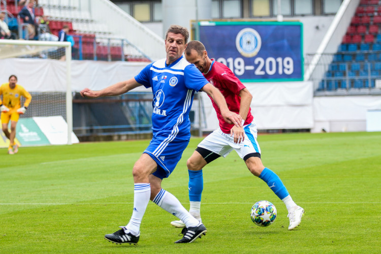 FOTOGALERIE: Zápas století vyhráli reprezentanti 9:2. Na závěr byla slavnostně pojmenována tribuna po Karlu Brücknerovi