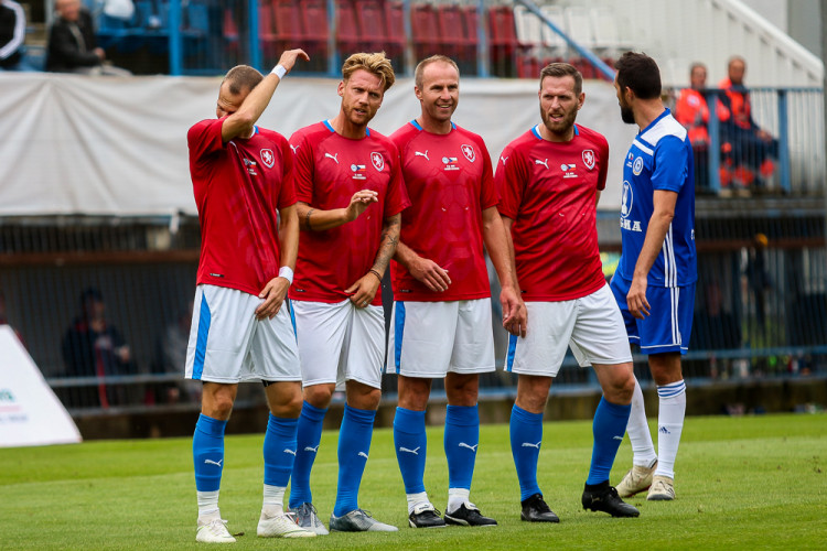 FOTOGALERIE: Zápas století vyhráli reprezentanti 9:2. Na závěr byla slavnostně pojmenována tribuna po Karlu Brücknerovi