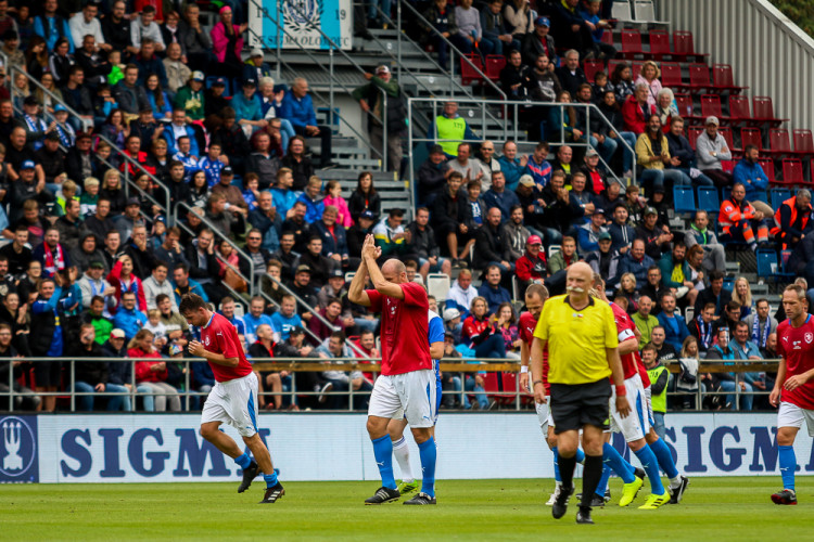 FOTOGALERIE: Zápas století vyhráli reprezentanti 9:2. Na závěr byla slavnostně pojmenována tribuna po Karlu Brücknerovi