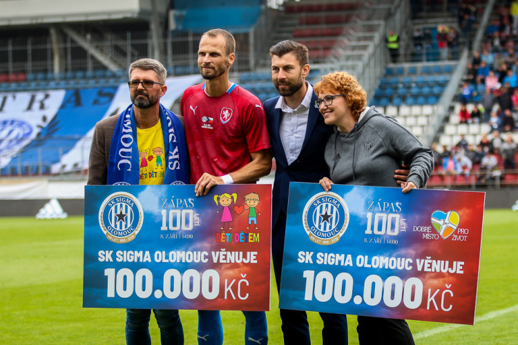 FOTOGALERIE: Zápas století vyhráli reprezentanti 9:2. Na závěr byla slavnostně pojmenována tribuna po Karlu Brücknerovi