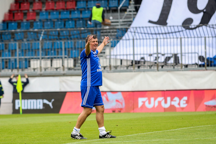 FOTOGALERIE: Zápas století vyhráli reprezentanti 9:2. Na závěr byla slavnostně pojmenována tribuna po Karlu Brücknerovi