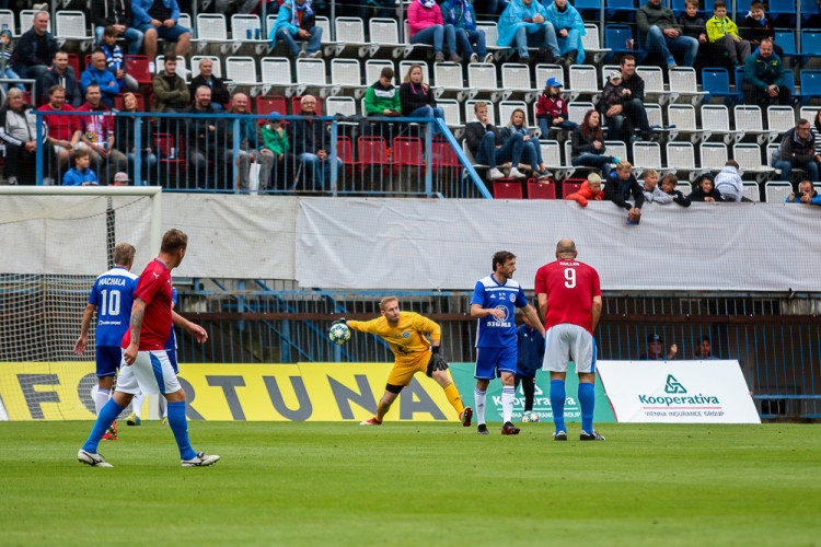 FOTOGALERIE: Zápas století vyhráli reprezentanti 9:2. Na závěr byla slavnostně pojmenována tribuna po Karlu Brücknerovi