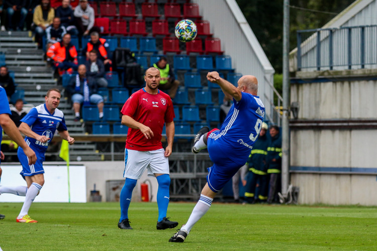 FOTOGALERIE: Zápas století vyhráli reprezentanti 9:2. Na závěr byla slavnostně pojmenována tribuna po Karlu Brücknerovi